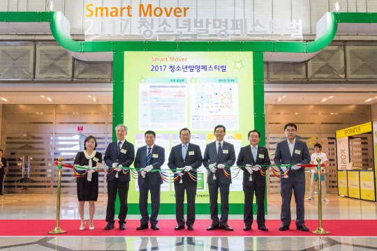 21일 특허청과 한국발명진흥회가 서울 삼성동 코엑스에서 개최한 '2017 청소년 발명 페스티벌' 개막식에서 구자열 국가지식재산위원회 위원장(왼쪽 네번째부터), 김태만 특허청 산업재산정책국장, 이준석 한국발명진흥회 상근부회장 등 주요 인사들이 테이프 커팅을 하고 있다.  특허청 제공